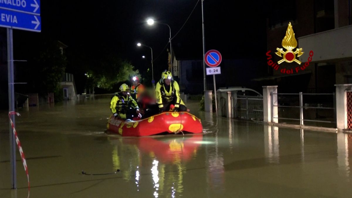 Povodně v Itálii: Nejméně deset mrtvých. Dítě zmizelo, když matku strhl proud